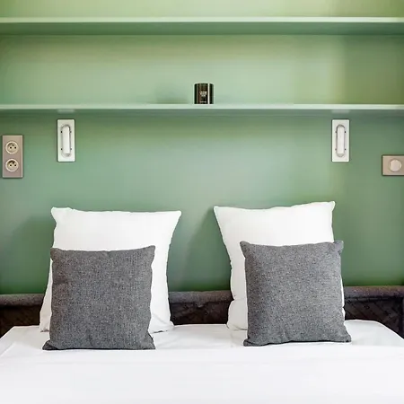 Bm Rue Charlot Compact & Chic Pour 2